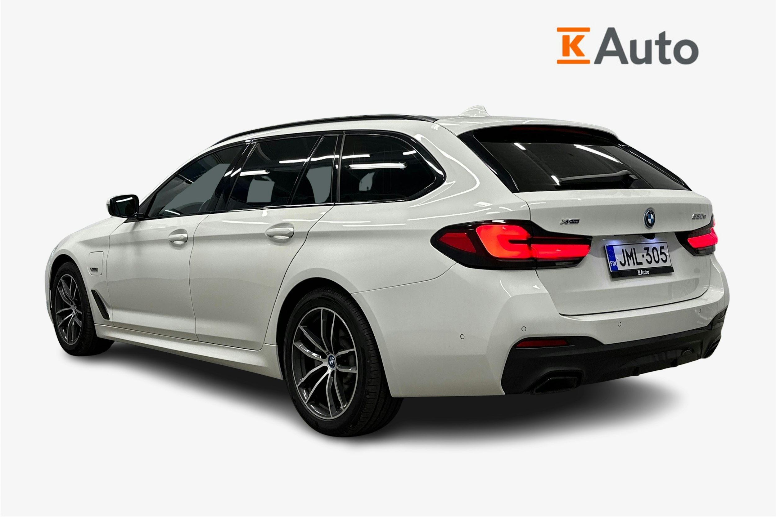 valkoinen BMW 530 2023 kuva 2.