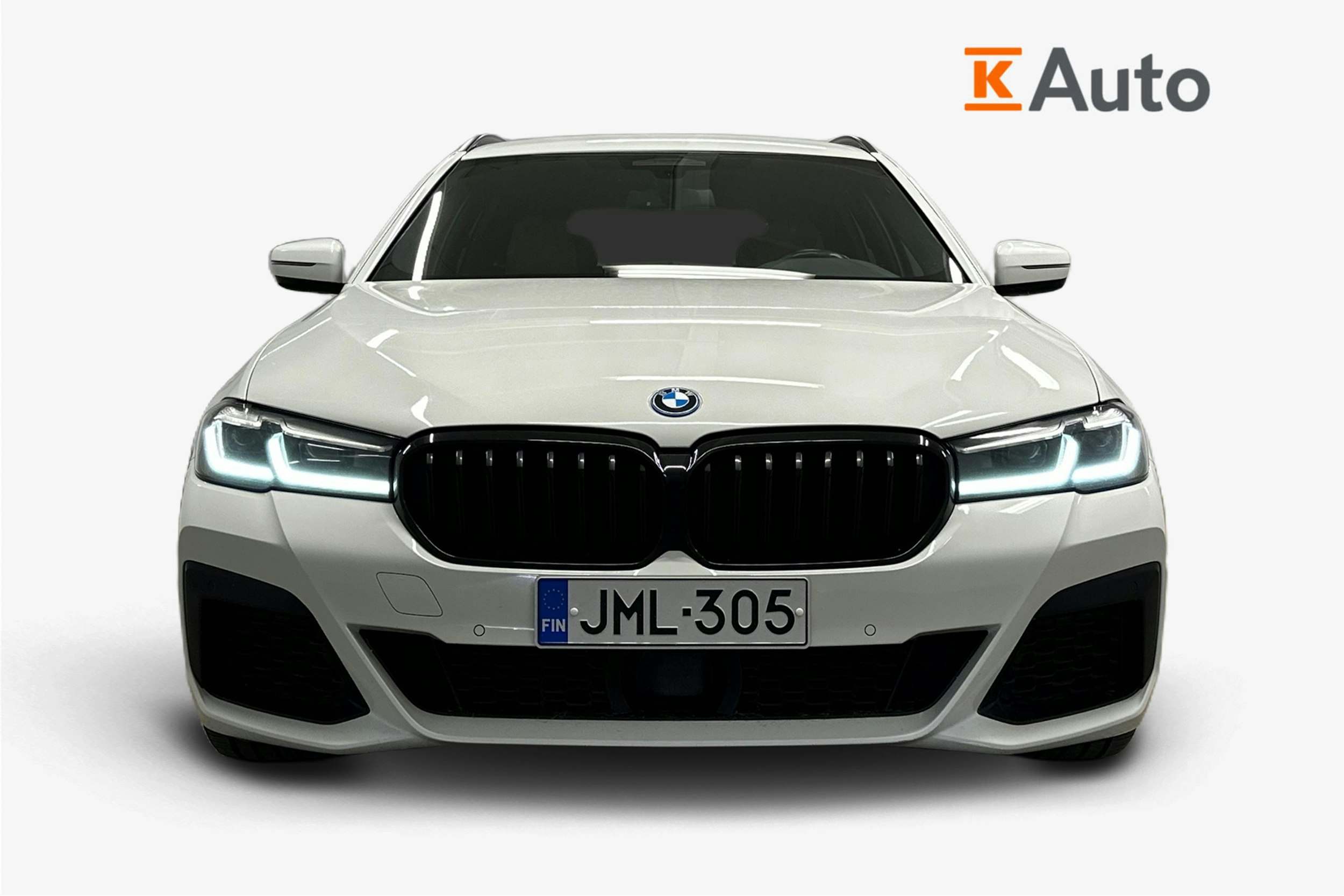 valkoinen BMW 530 2023 kuva 5.