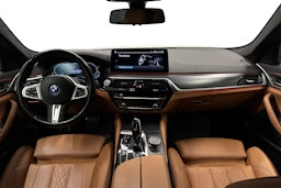 valkoinen BMW 530 2023 kuva 9.