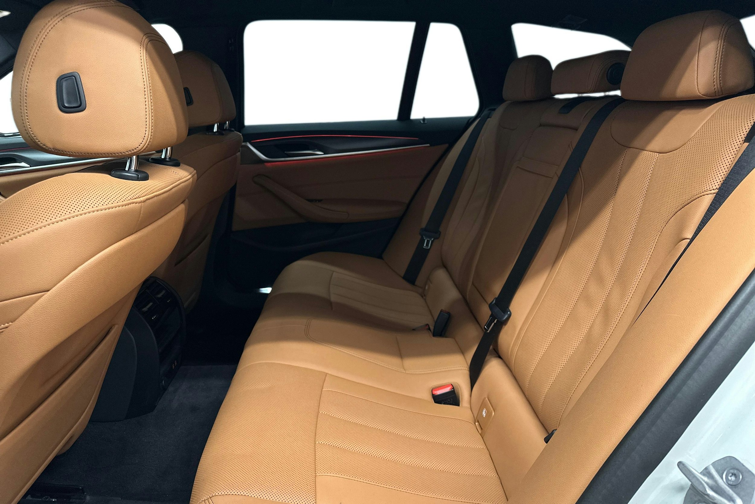 valkoinen BMW 530 2023 kuva 10.