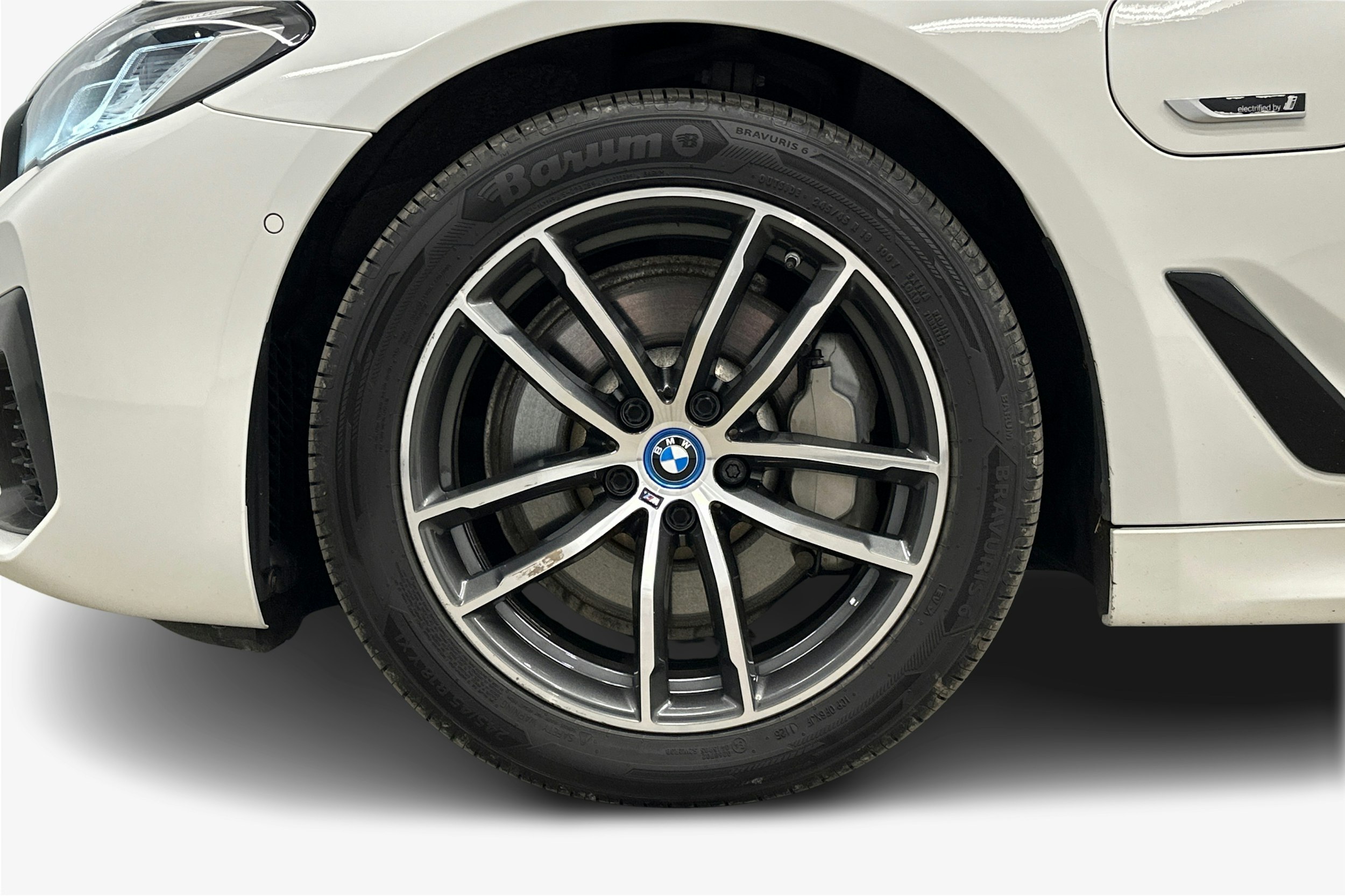 valkoinen BMW 530 2023 kuva 11.