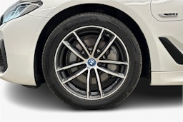 valkoinen BMW 530 2023 kuva 11.