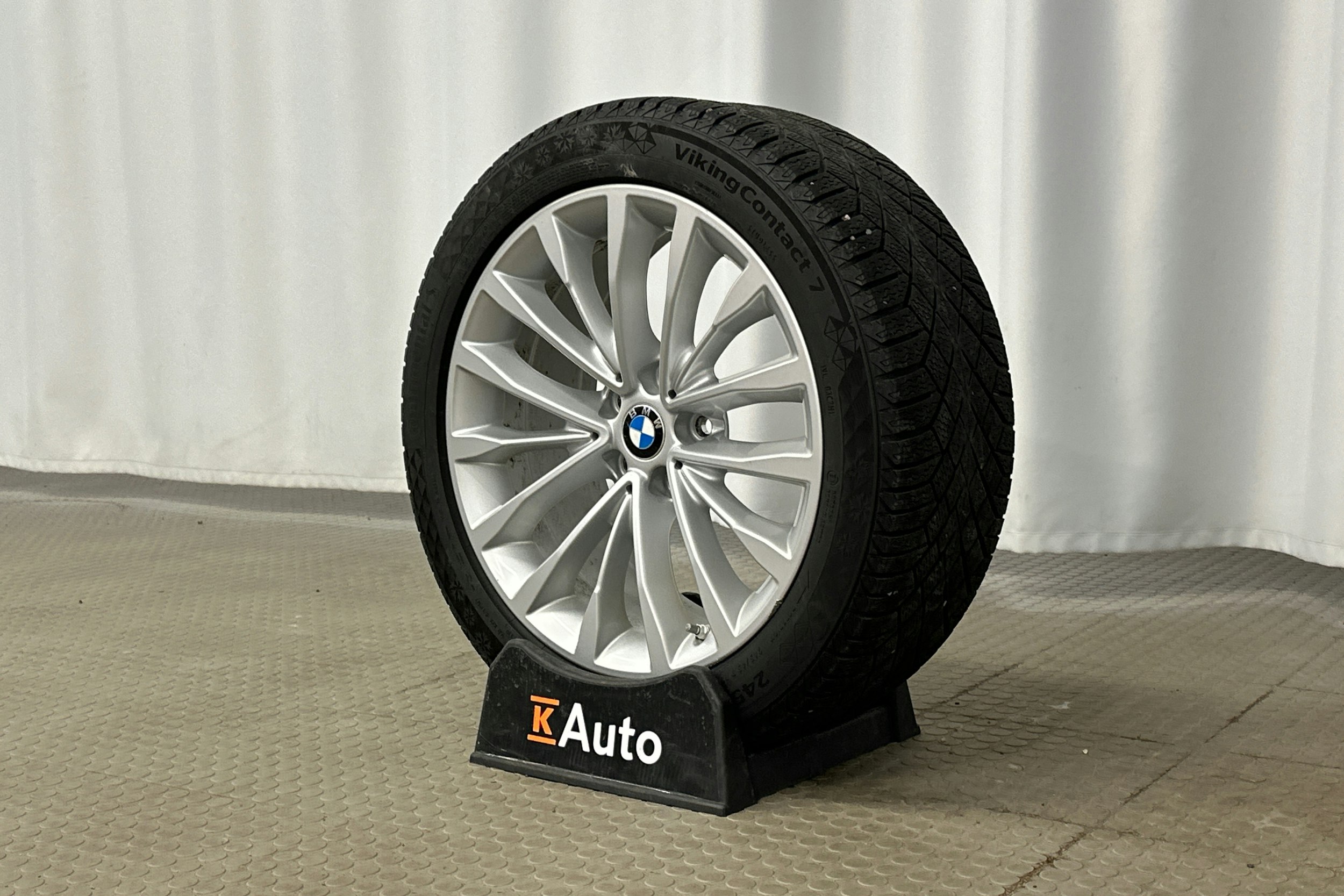 valkoinen BMW 530 2023 kuva 13.