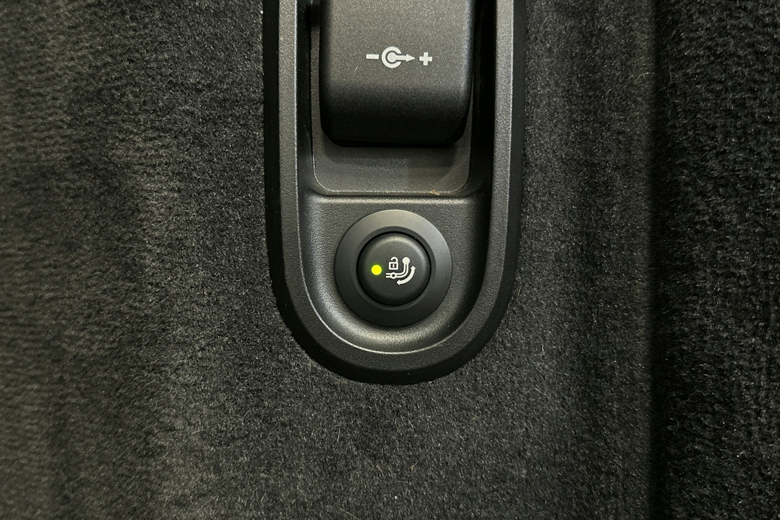 valkoinen BMW 530 2023 kuva 16.