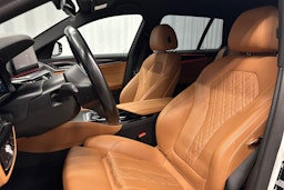 valkoinen BMW 530 2023 kuva 17.
