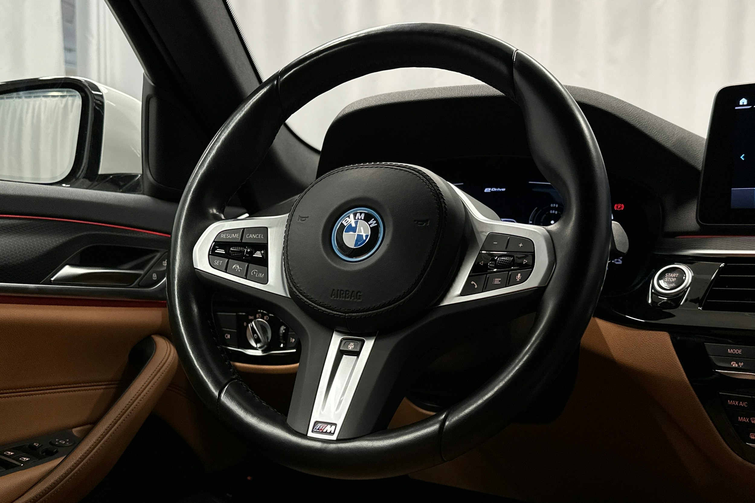 valkoinen BMW 530 2023 kuva 18.