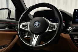 valkoinen BMW 530 2023 kuva 18.