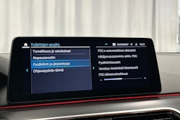 valkoinen BMW 530 2023 kuva 28.