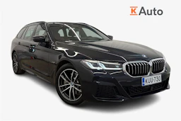 musta BMW 530 2023 kuva 1.
