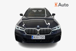 musta BMW 530 2023 kuva 4.