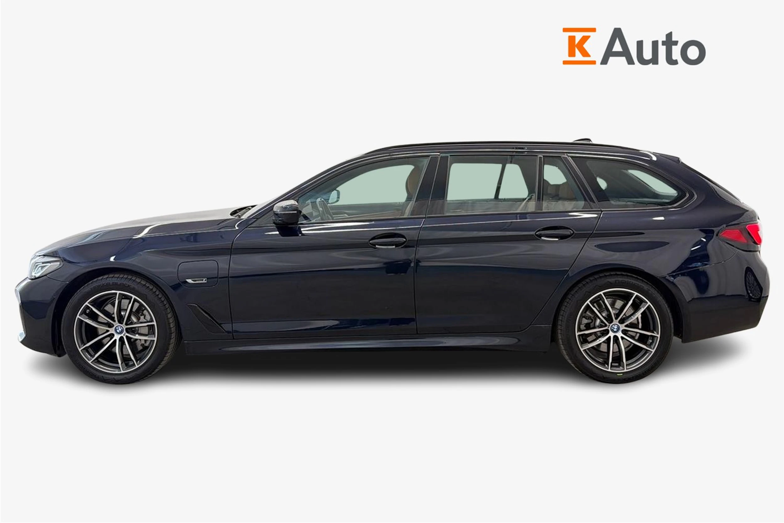 musta BMW 530 2023 kuva 5.