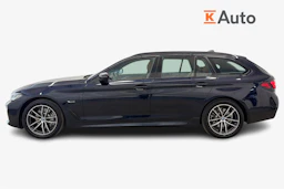 musta BMW 530 2023 kuva 5.