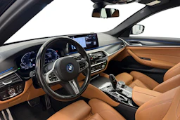 musta BMW 530 2023 kuva 6.