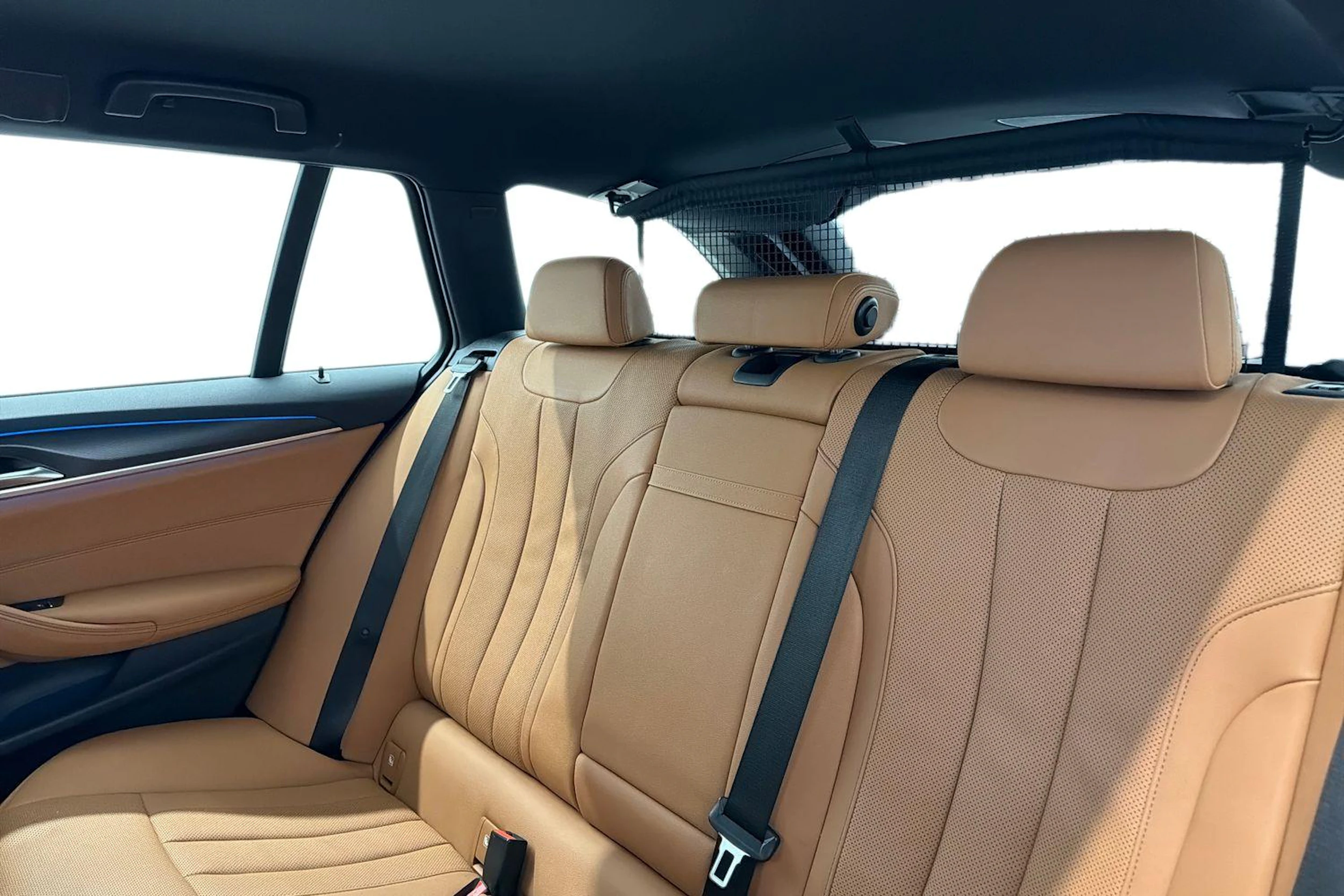 musta BMW 530 2023 kuva 8.