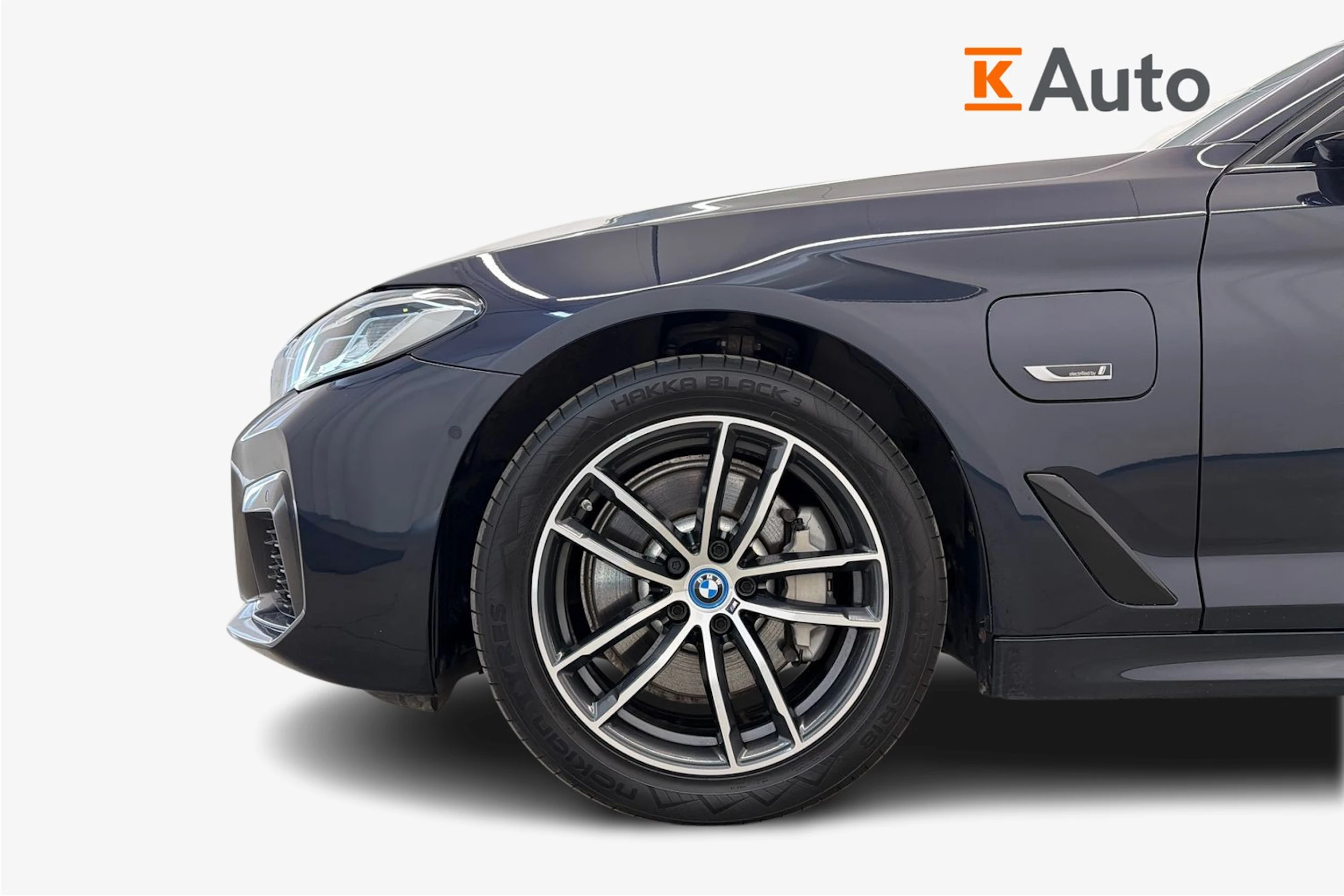 musta BMW 530 2023 kuva 9.