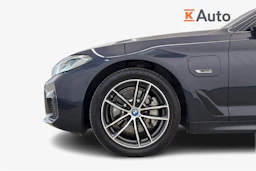 musta BMW 530 2023 kuva 9.
