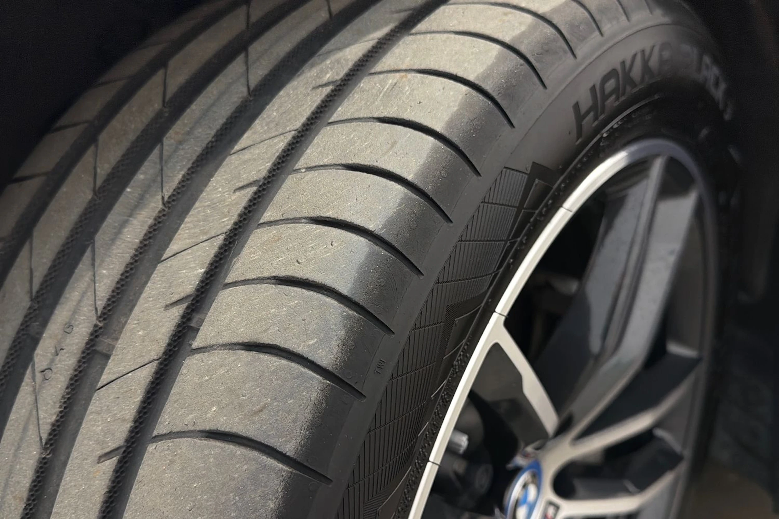 musta BMW 530 2023 kuva 10.