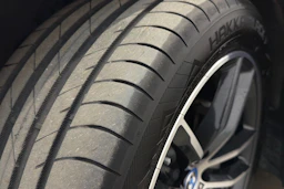 musta BMW 530 2023 kuva 10.
