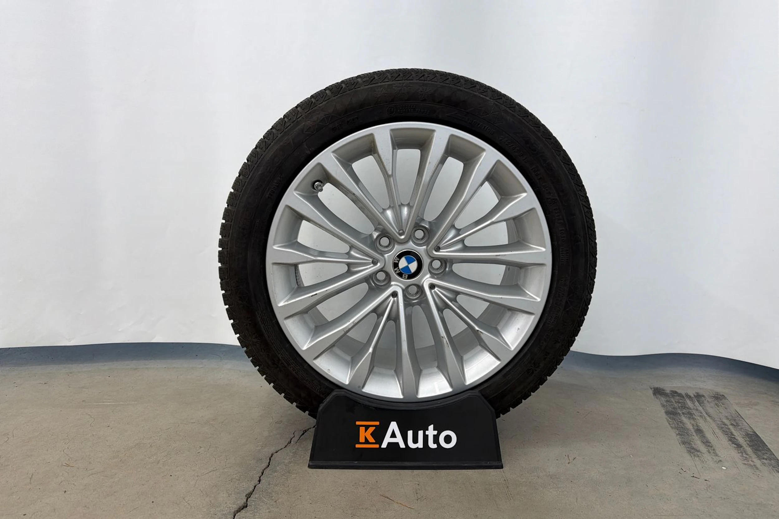 musta BMW 530 2023 kuva 11.