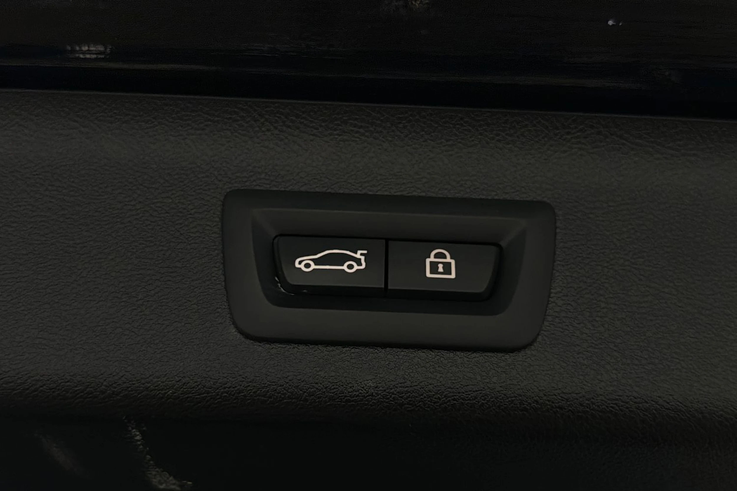 musta BMW 530 2023 kuva 15.