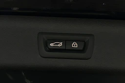 musta BMW 530 2023 kuva 15.