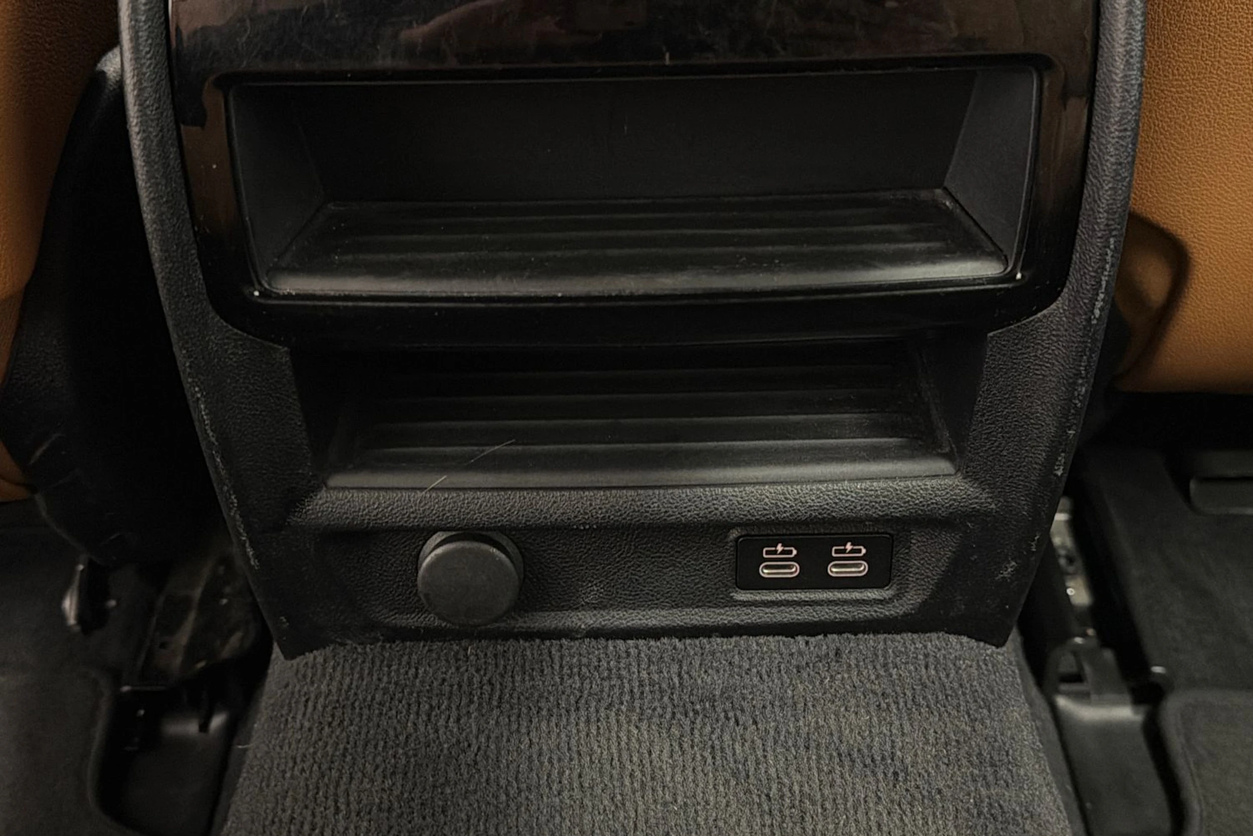 musta BMW 530 2023 kuva 16.