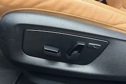 musta BMW 530 2023 kuva 17.