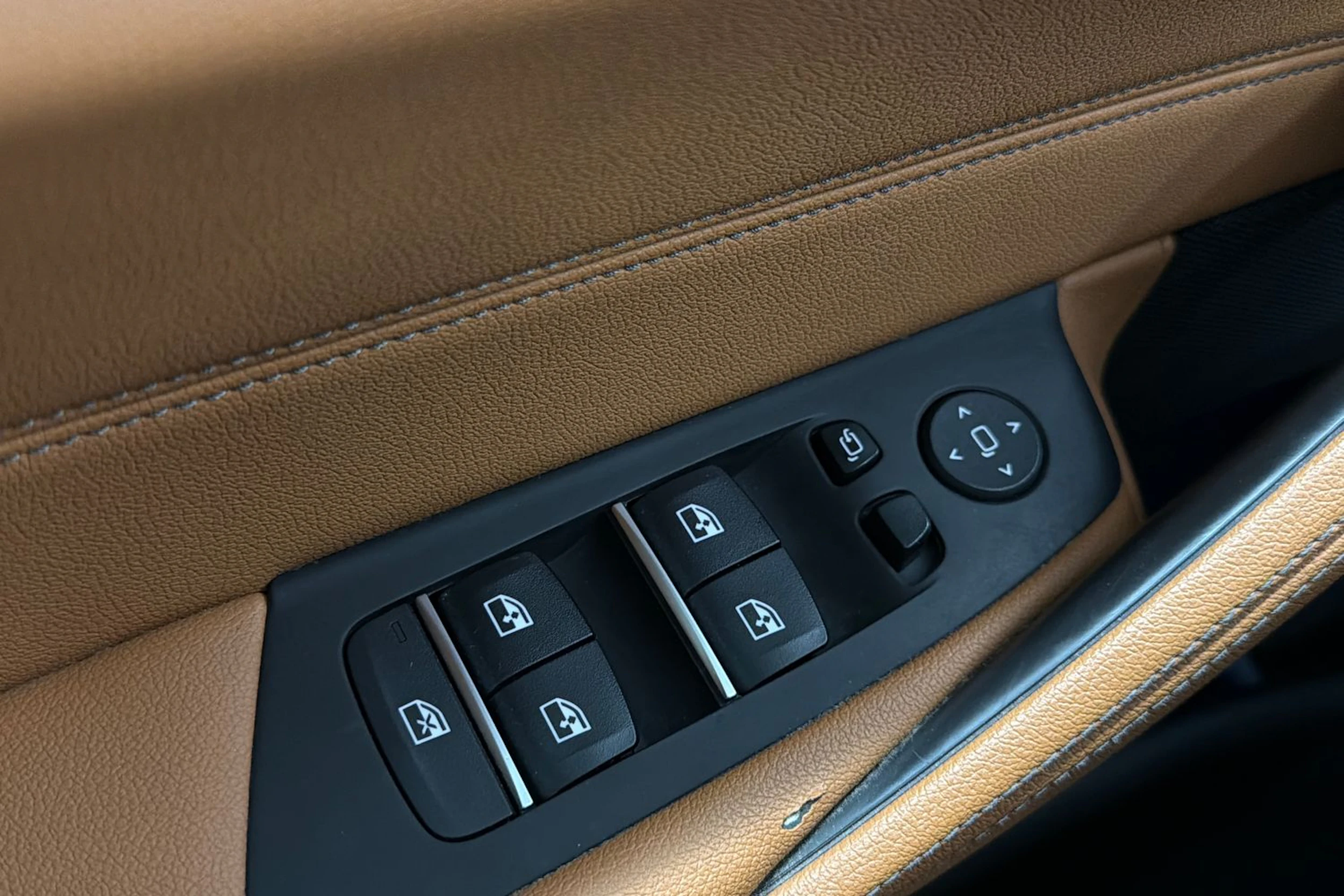 musta BMW 530 2023 kuva 18.