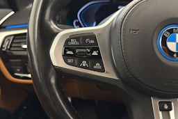 musta BMW 530 2023 kuva 20.