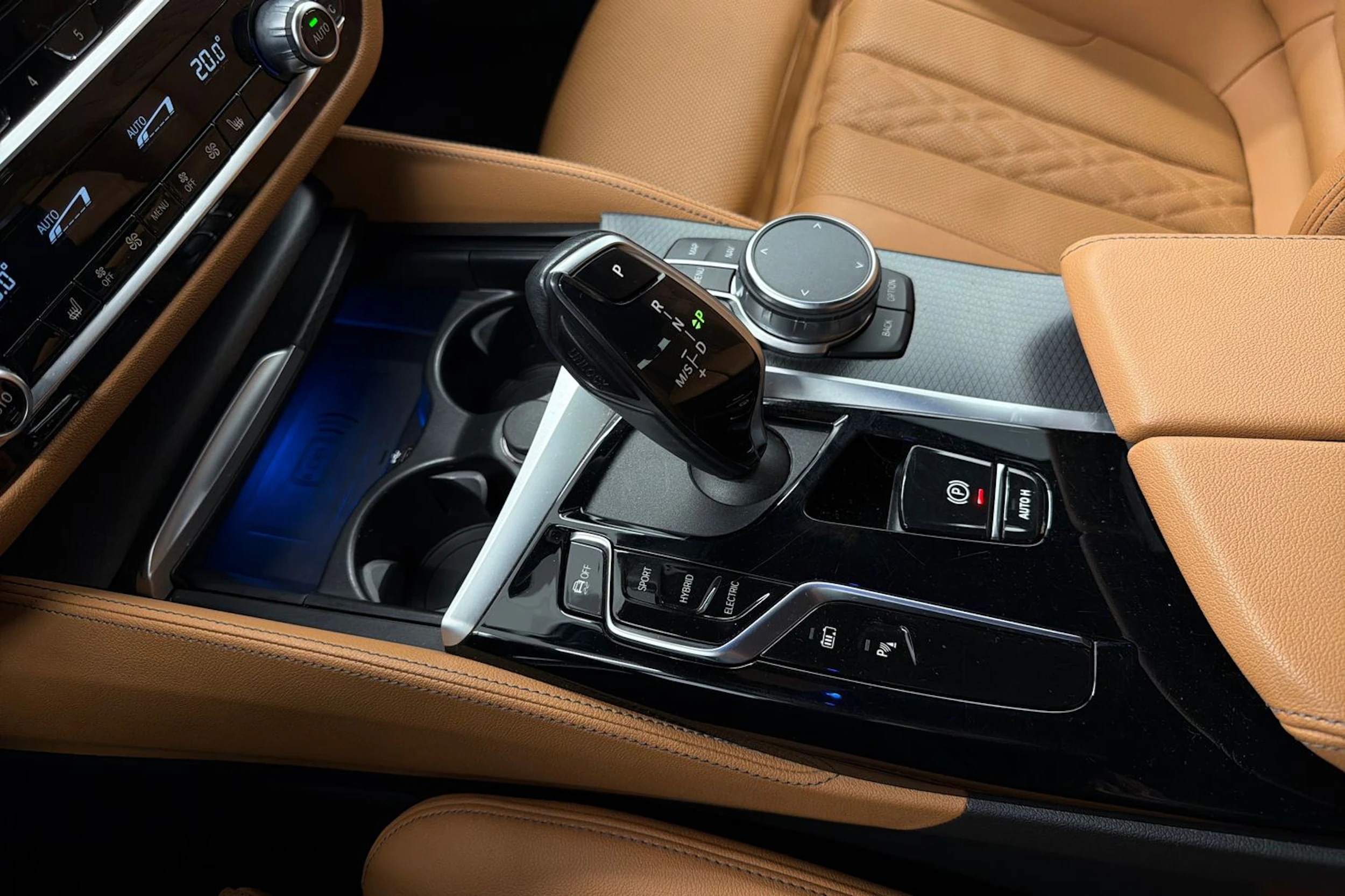 musta BMW 530 2023 kuva 22.