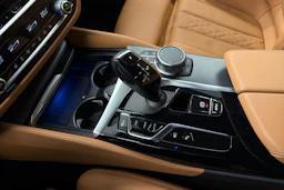 musta BMW 530 2023 kuva 22.