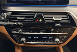 musta BMW 530 2023 kuva 23.