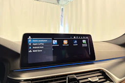 musta BMW 530 2023 kuva 26.