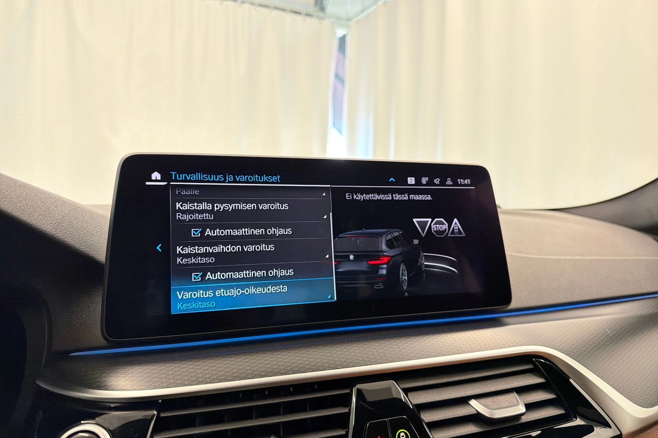 musta BMW 530 2023 kuva 28.