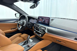 musta BMW 530 2023 kuva 35.