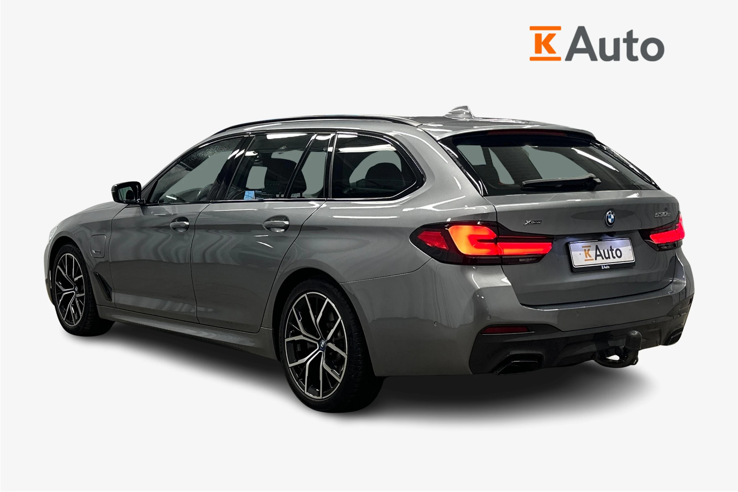 harmaa BMW 530 2023 kuva 2.