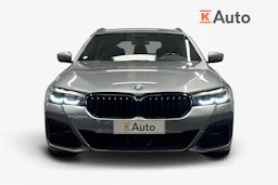 harmaa BMW 530 2023 kuva 4.