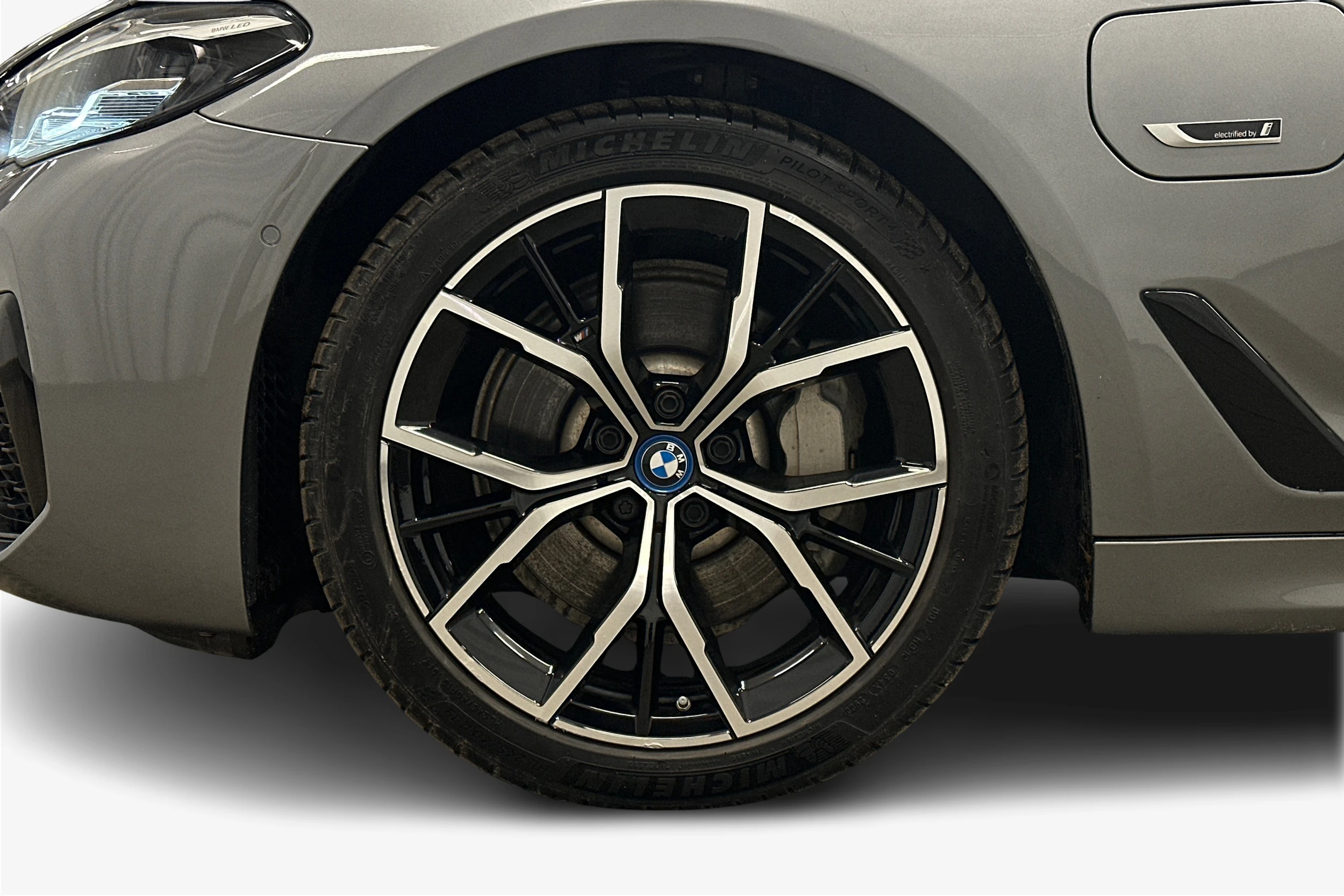 harmaa BMW 530 2023 kuva 9.