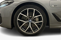 harmaa BMW 530 2023 kuva 9.