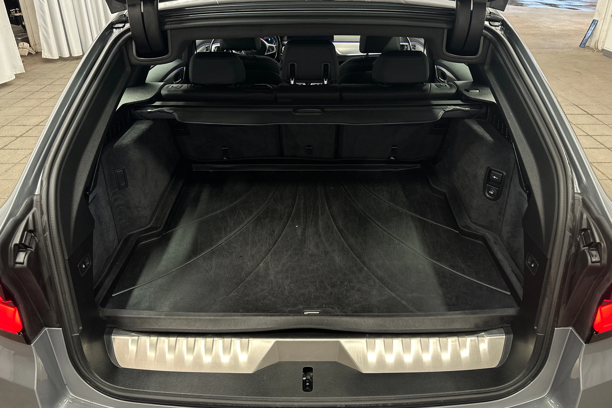 harmaa BMW 530 2023 kuva 11.