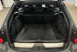 harmaa BMW 530 2023 kuva 11.
