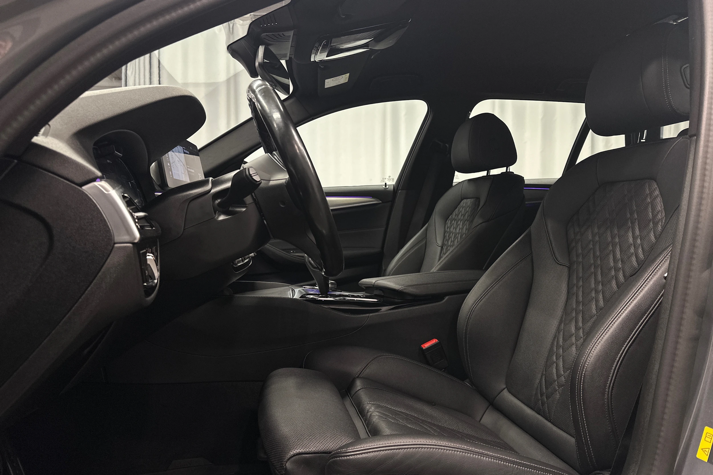 harmaa BMW 530 2023 kuva 14.