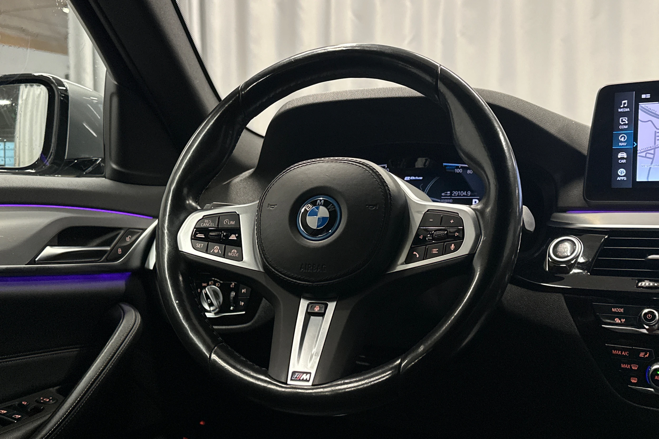 harmaa BMW 530 2023 kuva 15.