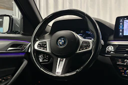 harmaa BMW 530 2023 kuva 15.