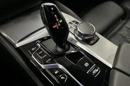 harmaa BMW 530 2023 kuva 29.
