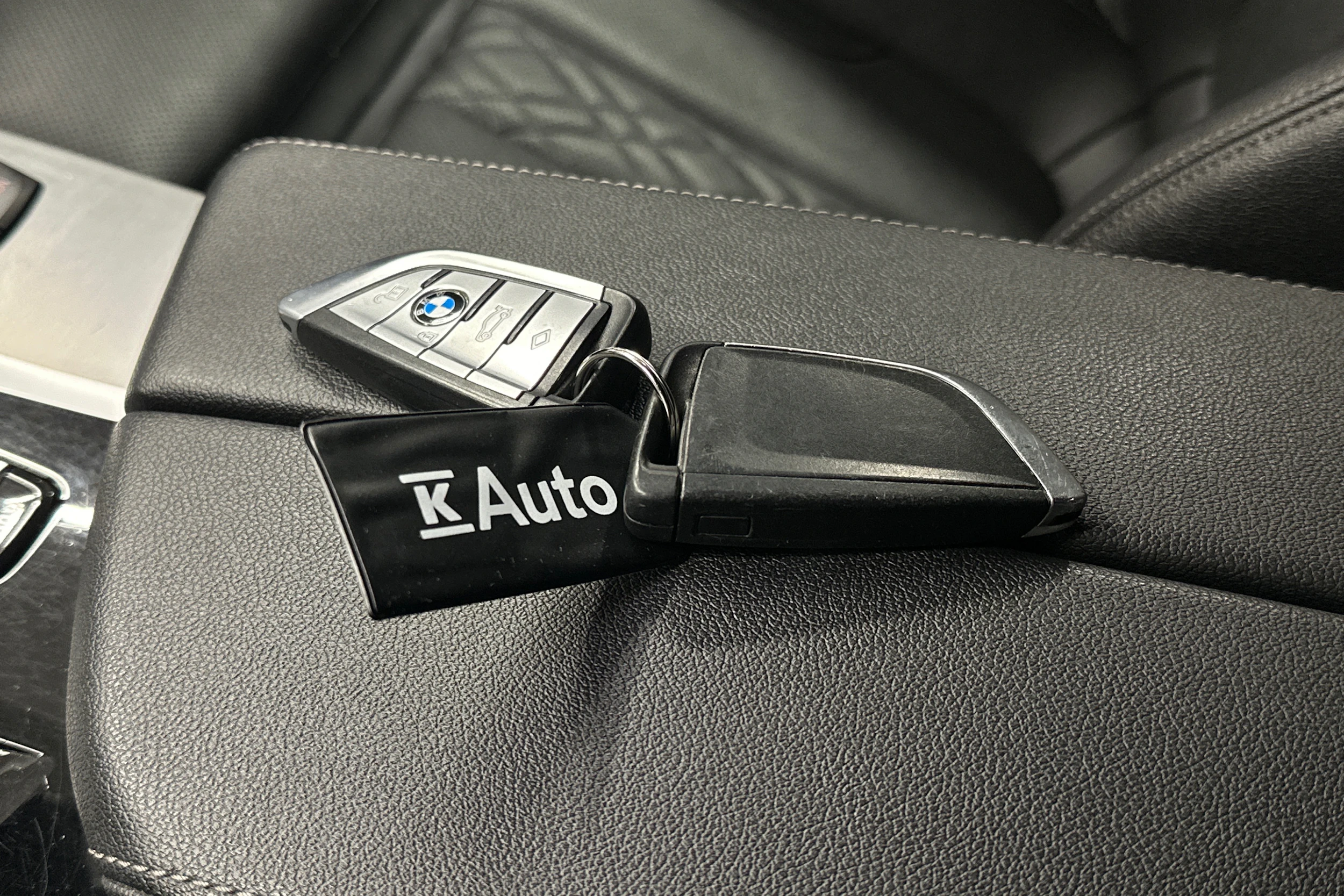 harmaa BMW 530 2023 kuva 30.