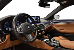 punainen BMW 530 2023 kuva 6.