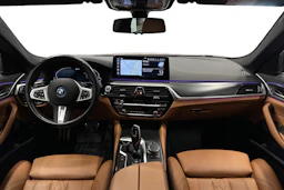 punainen BMW 530 2023 kuva 7.