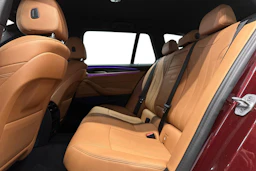 punainen BMW 530 2023 kuva 8.