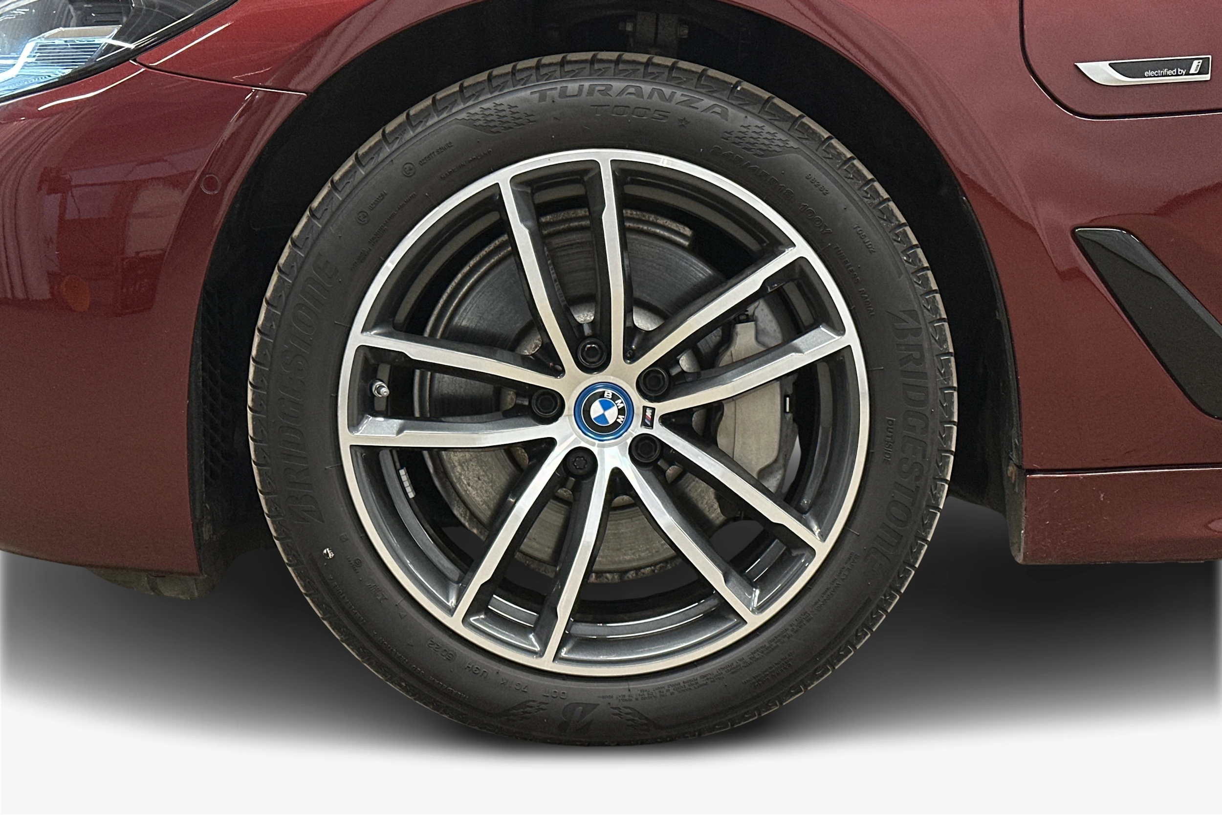 punainen BMW 530 2023 kuva 9.